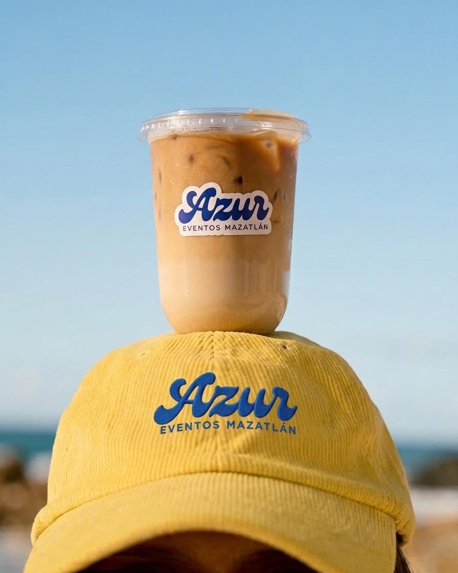 Café helado de AZUR Eventos con su logo, servido frente al mar en Mazatlán